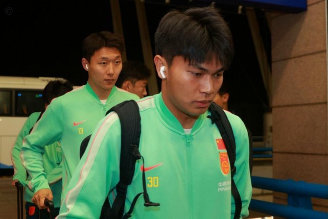 海港“双子星”集体倒戈？蒯纪闻点赞、李新翔收藏，天才少年要投奔申花？