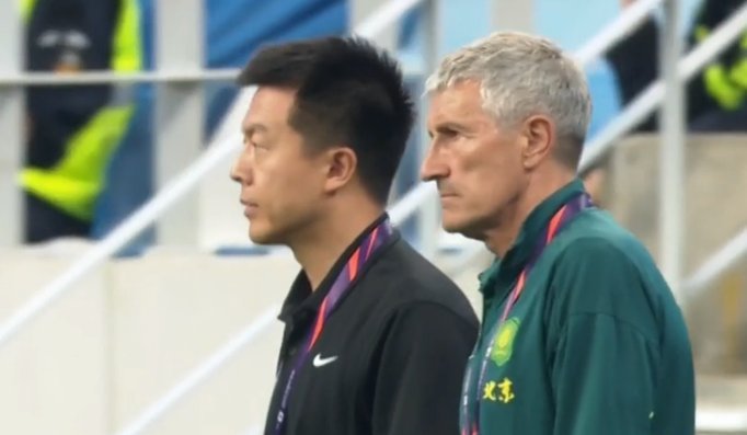 赵松源拿到单刀机会起脚射门，可惜被门将给扑了