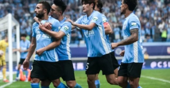 上半场英博2-0新鹏城，罗竞传射斯坦丘破门