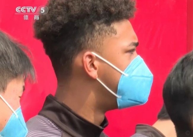 张伯霖因伤无缘U17世界杯中国队集训名单，博主晒其穿护靴照